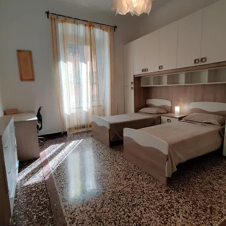Lägenhet Wow - 175 Mq - Posteggio Privato - Davanti Porto Traghetti - Fino A 10 Posti Letto *
