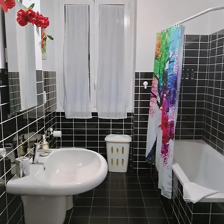 Lägenhet Wow - 175 Mq - Posteggio Privato - Davanti Porto Traghetti - Fino A 10 Posti Letto